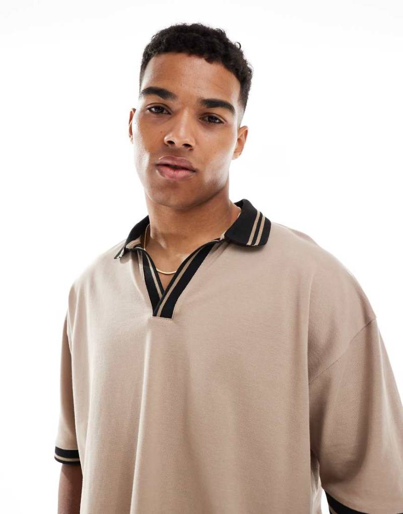 ASOS DESIGN - Oversize-Polohemd aus Pikee in Steinbeige mit Kontrastkragen und Saumdetail-Braun von ASOS DESIGN