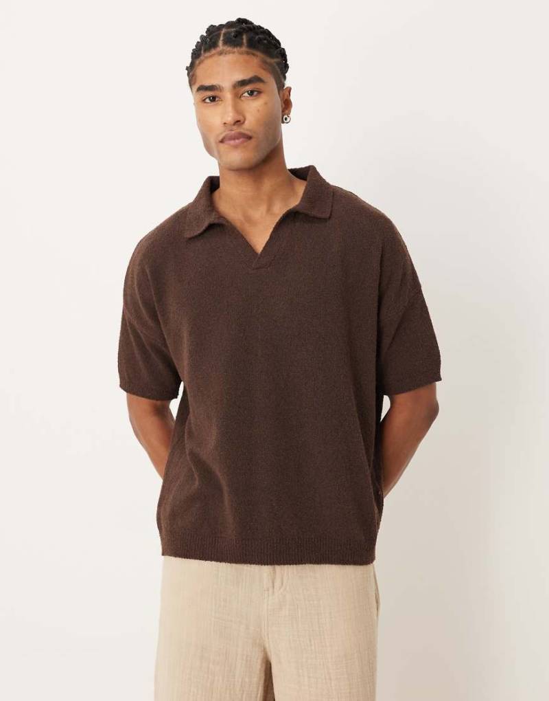 ASOS DESIGN - Oversize-Polohemd aus Strick in Braun mit eingekerbtem Ausschnitt und Struktur-Weiß von ASOS DESIGN