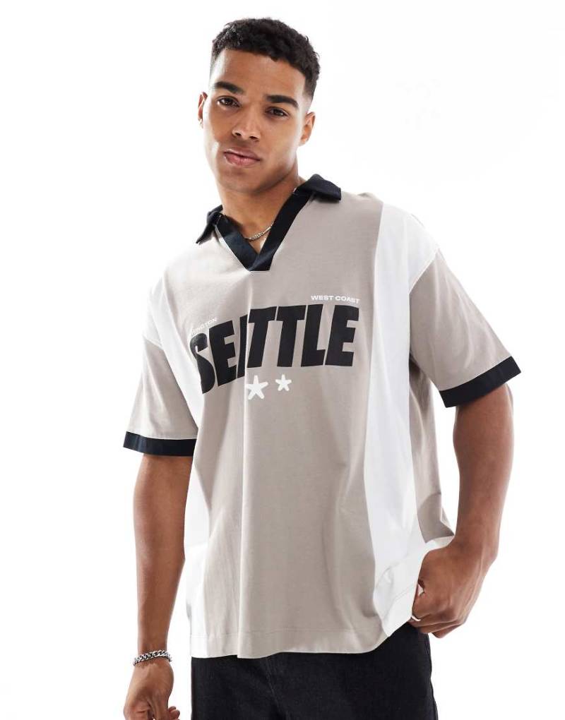 ASOS DESIGN - Oversize-Polohemd in Braun mit City-Print von ASOS DESIGN