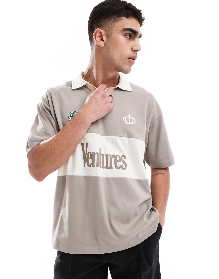 ASOS DESIGN - Oversize-Polohemd in Braun mit Text-Print und abgenähten Bahnen ASOS DESIGN - Oversize-Polohemd in Braun mit Text-Print und abgenähten Bahnen von ASOS DESIGN