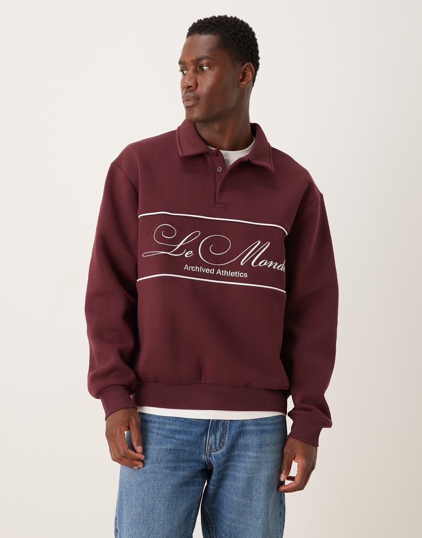 ASOS DESIGN - Relaxed-Fit-Sweatshirt in Burgunderrot mit Paspelierung, Stickerei und Polokragen von ASOS DESIGN