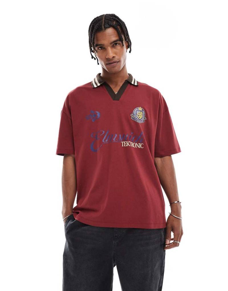 ASOS DESIGN - Oversize-Polohemd in Burgunderrot mit Sportprints und Zierstreifen am Kragen von ASOS DESIGN