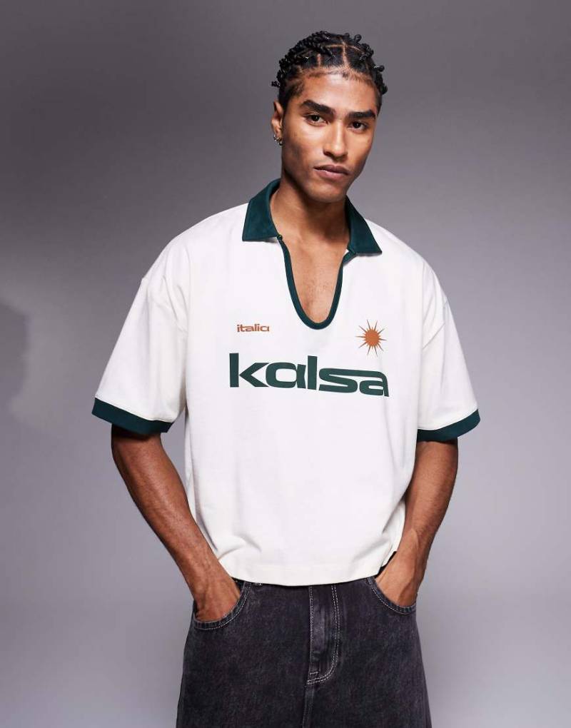 ASOS DESIGN - Oversize-Polohemd in Cremeweiß mit kurzem Schnitt, Brust-Stickerei und farblich abgesetztem Kragen von ASOS DESIGN