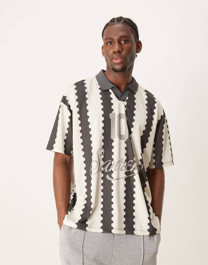 ASOS DESIGN - Oversize-Polohemd mit All-over-Print und Sports-Grafik-Bunt von ASOS DESIGN
