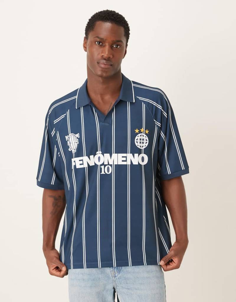 ASOS DESIGN - Oversize-Poloshirt aus sportlichem Stoff in Marineblau gestreift von ASOS DESIGN