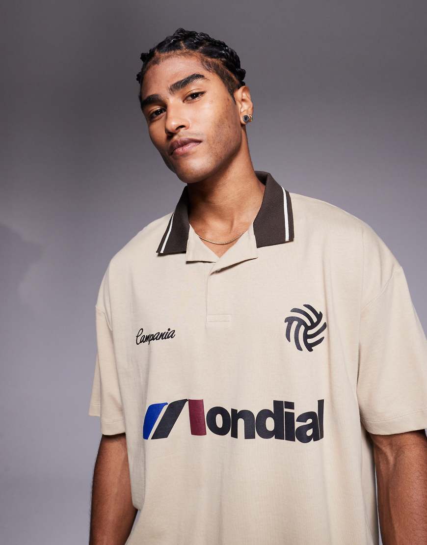 ASOS DESIGN - Oversize-Poloshirt in Beige mit Sportgrafik-Neutral von ASOS DESIGN