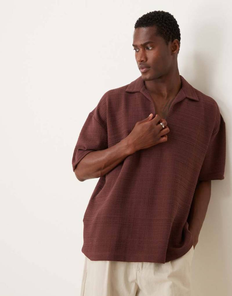 ASOS DESIGN - Oversize-Poloshirt in Dunkelbraun mit Reverskragen von ASOS DESIGN