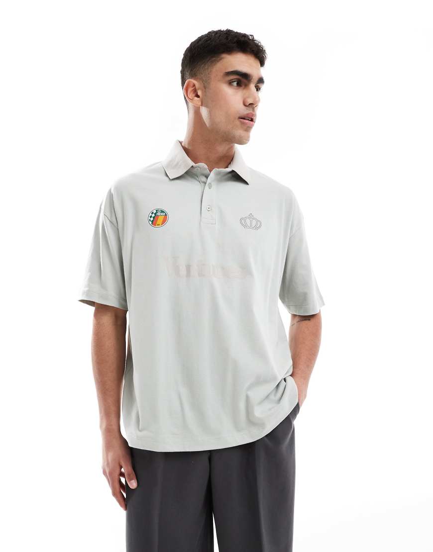 ASOS DESIGN - Oversize-Poloshirt in Grau mit Textgrafik ASOS DESIGN - Oversize-Poloshirt in Grau mit Textgrafik von ASOS DESIGN