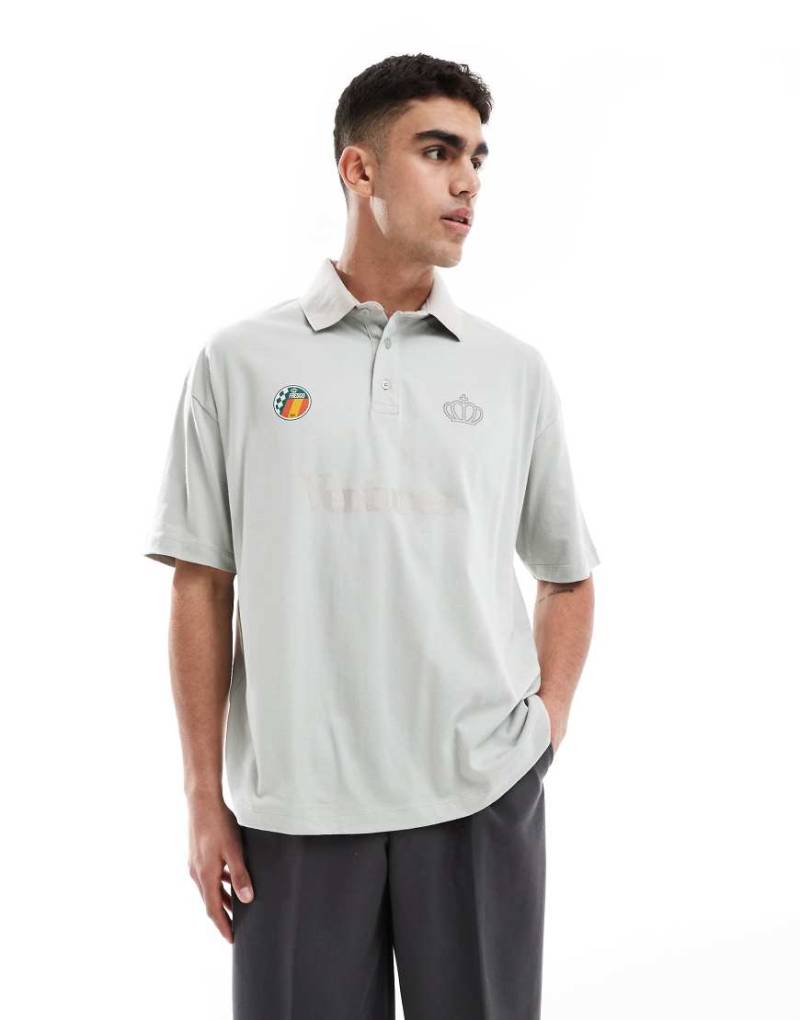 ASOS DESIGN - Oversize-Poloshirt in Grau mit Textgrafik von ASOS DESIGN