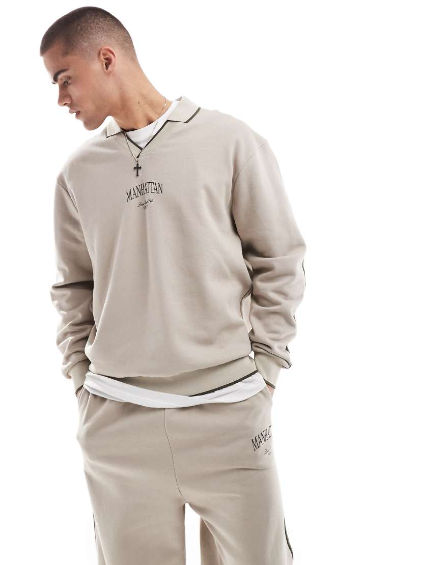 ASOS DESIGN - Oversize-Poloshirt in Steinbeige mit Zierband und Stadtnamen-Print-Neutral von ASOS DESIGN