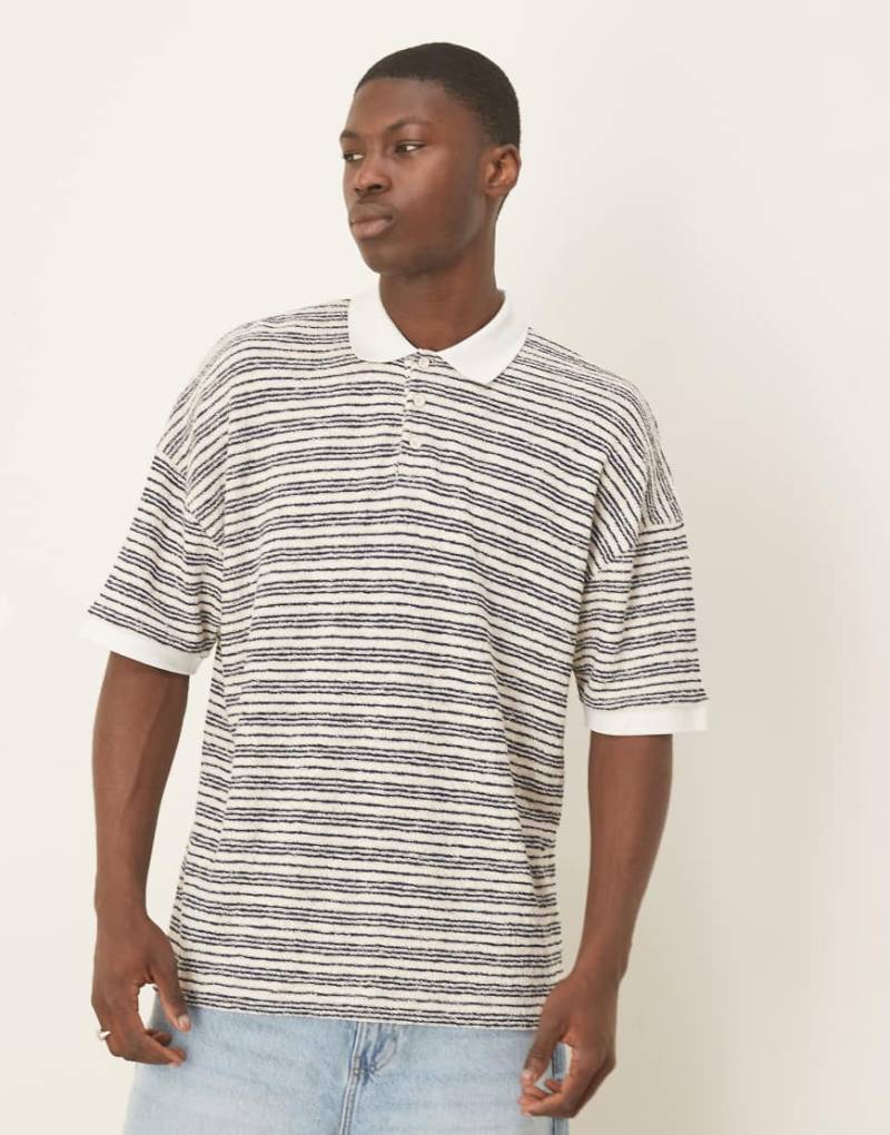 ASOS DESIGN - Oversize-Poloshirt mit blau-weißen Strukturstreifen und überschnittenen Schultern-Bunt von ASOS DESIGN