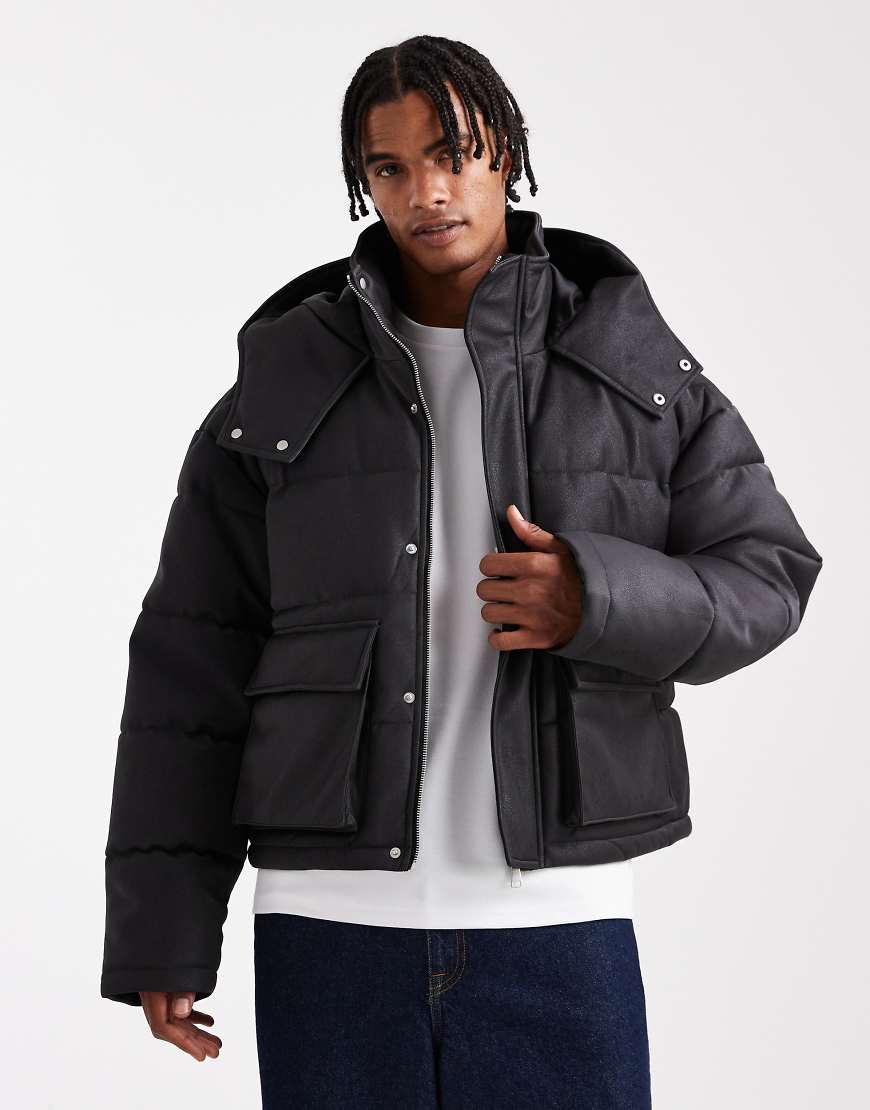 ASOS DESIGN - Oversize-Pufferjacke aus Kunstleder in Schwarz-Grün von ASOS DESIGN