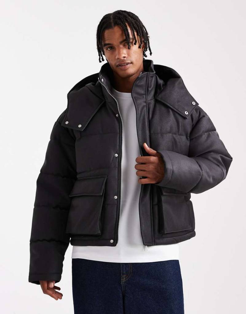 ASOS DESIGN - Oversize-Pufferjacke aus Kunstleder in Schwarz-Grün von ASOS DESIGN