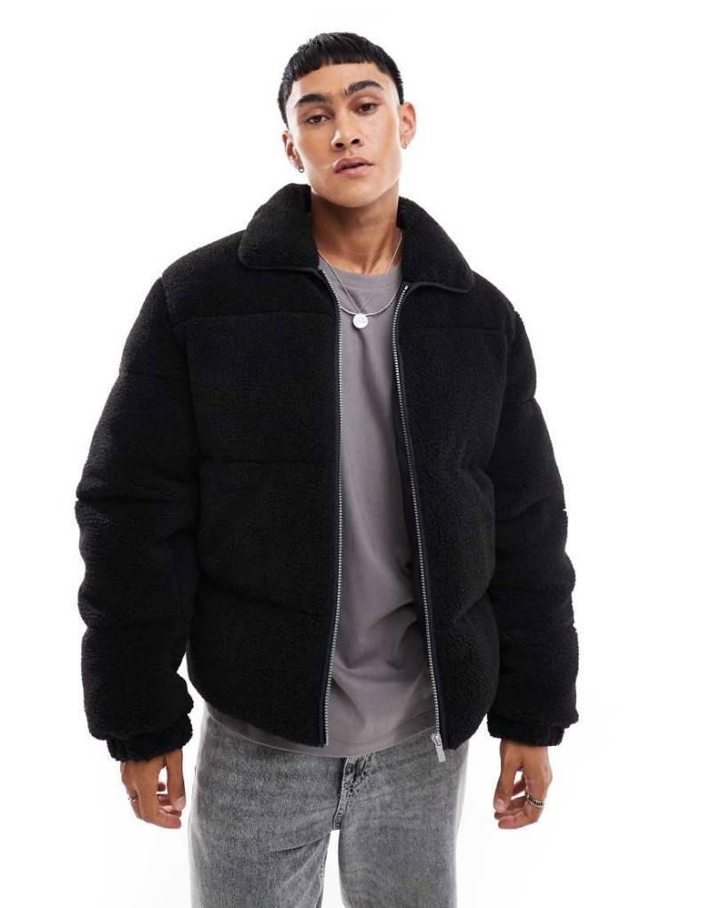 ASOS DESIGN - Oversize-Pufferjacke aus Teddyfell in Schwarz von ASOS DESIGN