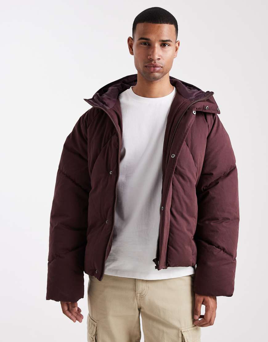 ASOS DESIGN - Oversize-Pufferjacke in Burgunderrot-Braun von ASOS DESIGN