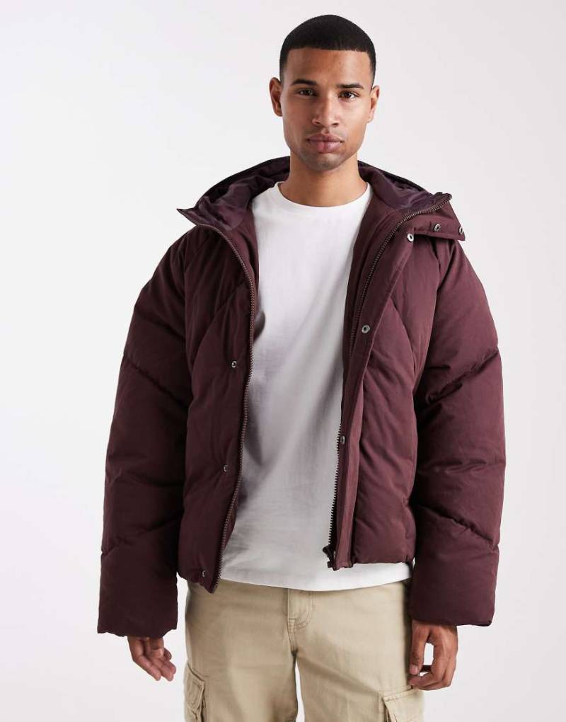 ASOS DESIGN - Oversize-Pufferjacke in Burgunderrot-Braun von ASOS DESIGN