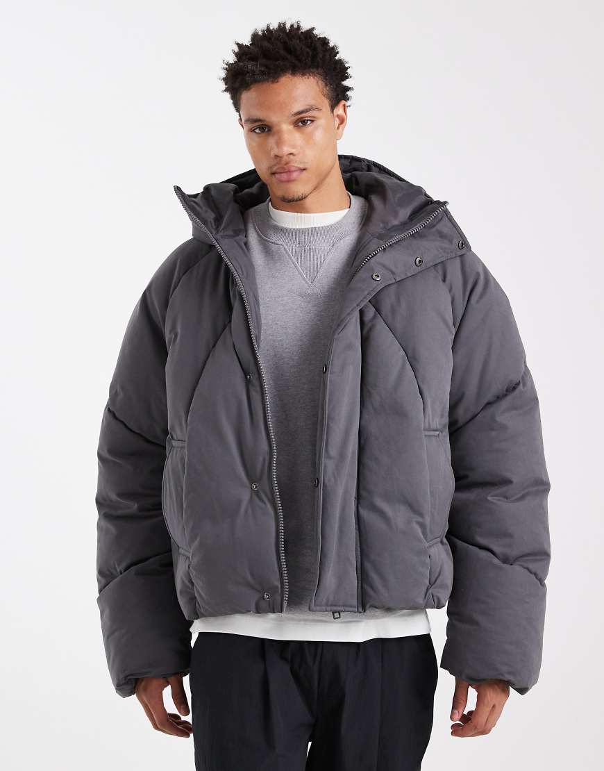 ASOS DESIGN - Oversize-Pufferjacke in Grau mit Kapuze ASOS DESIGN - Oversize-Pufferjacke in Grau mit Kapuze von ASOS DESIGN