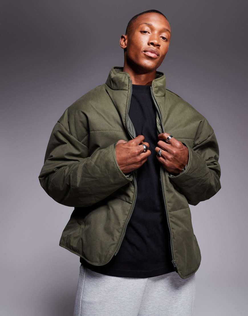 ASOS DESIGN - Oversize-Pufferjacke in Khaki mit Ziernaht-Grün ASOS DESIGN - Oversize-Pufferjacke in Khaki mit Ziernaht-Grün von ASOS DESIGN