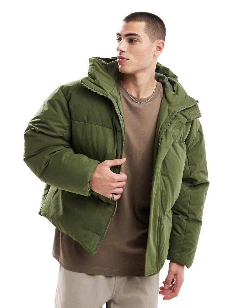 ASOS DESIGN - Oversize-Pufferjacke in Khaki mit Ziernaht-Grün von ASOS DESIGN