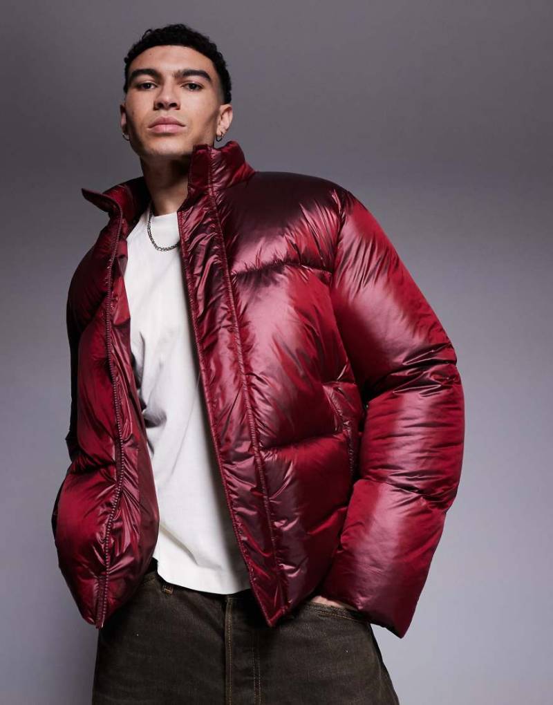 ASOS DESIGN - Oversize-Pufferjacke in Metallic-Burgunderrot von ASOS DESIGN