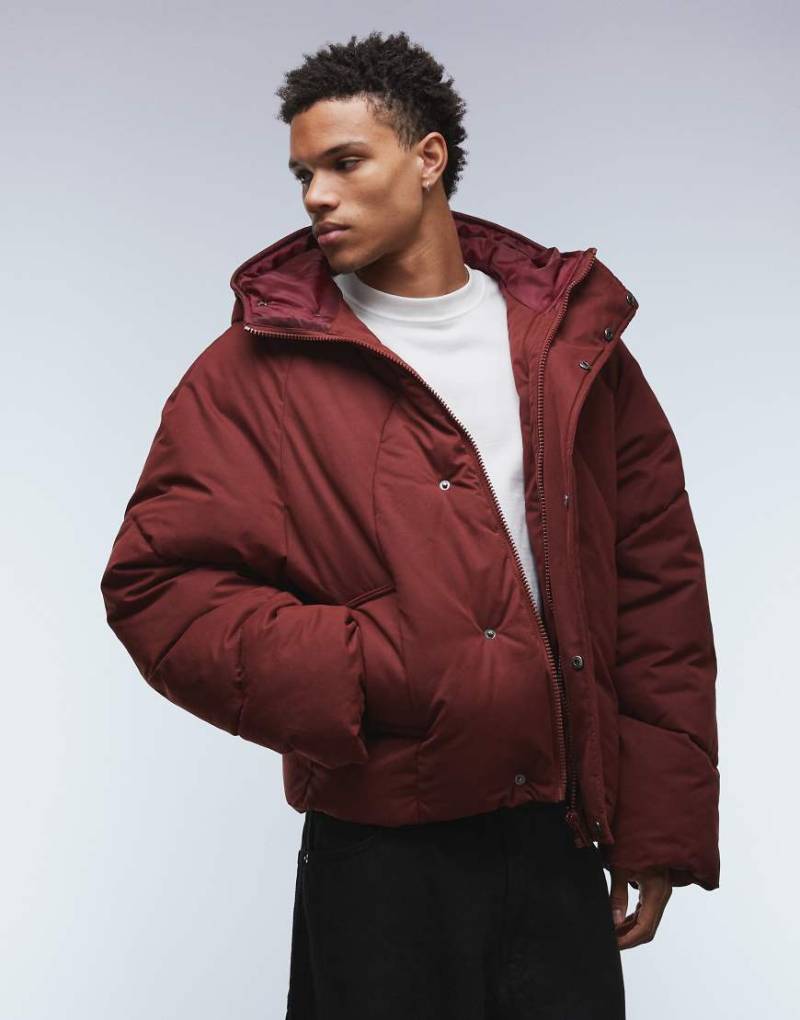 ASOS DESIGN - Oversize-Pufferjacke in Rot mit Kapuze von ASOS DESIGN