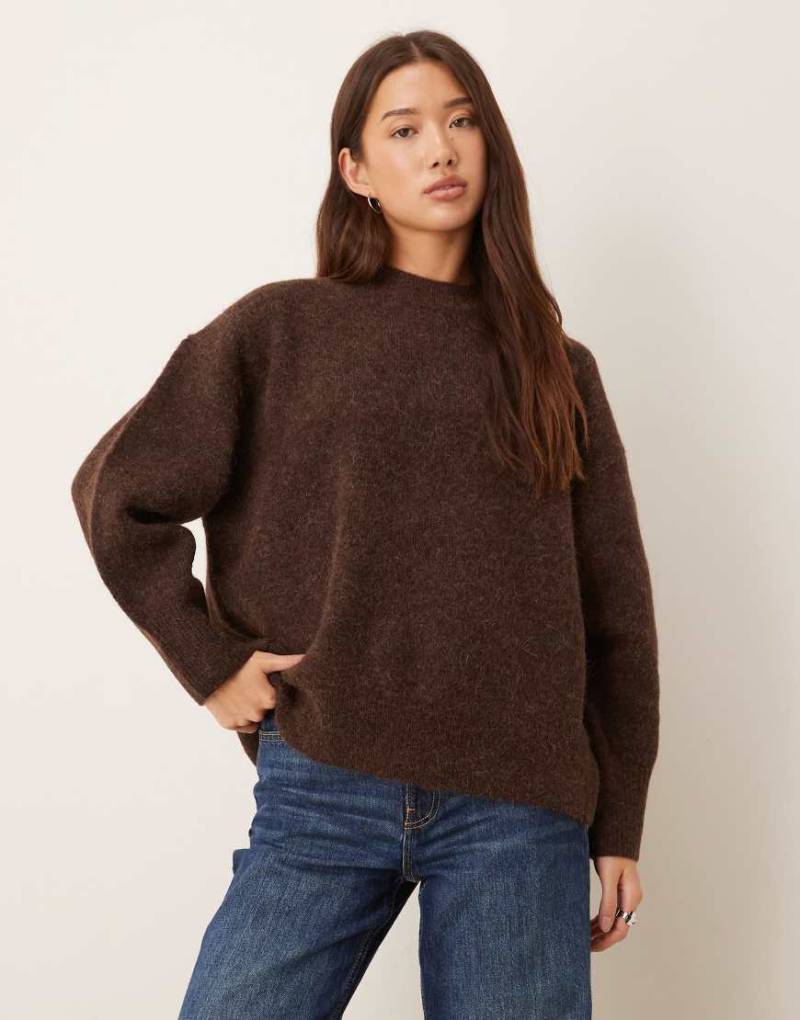 ASOS DESIGN - Oversize-Pullover aus hochwertiger Wolle und Alpaka mit Rundhalsausschnitt in Schokobraun-Brown von ASOS DESIGN