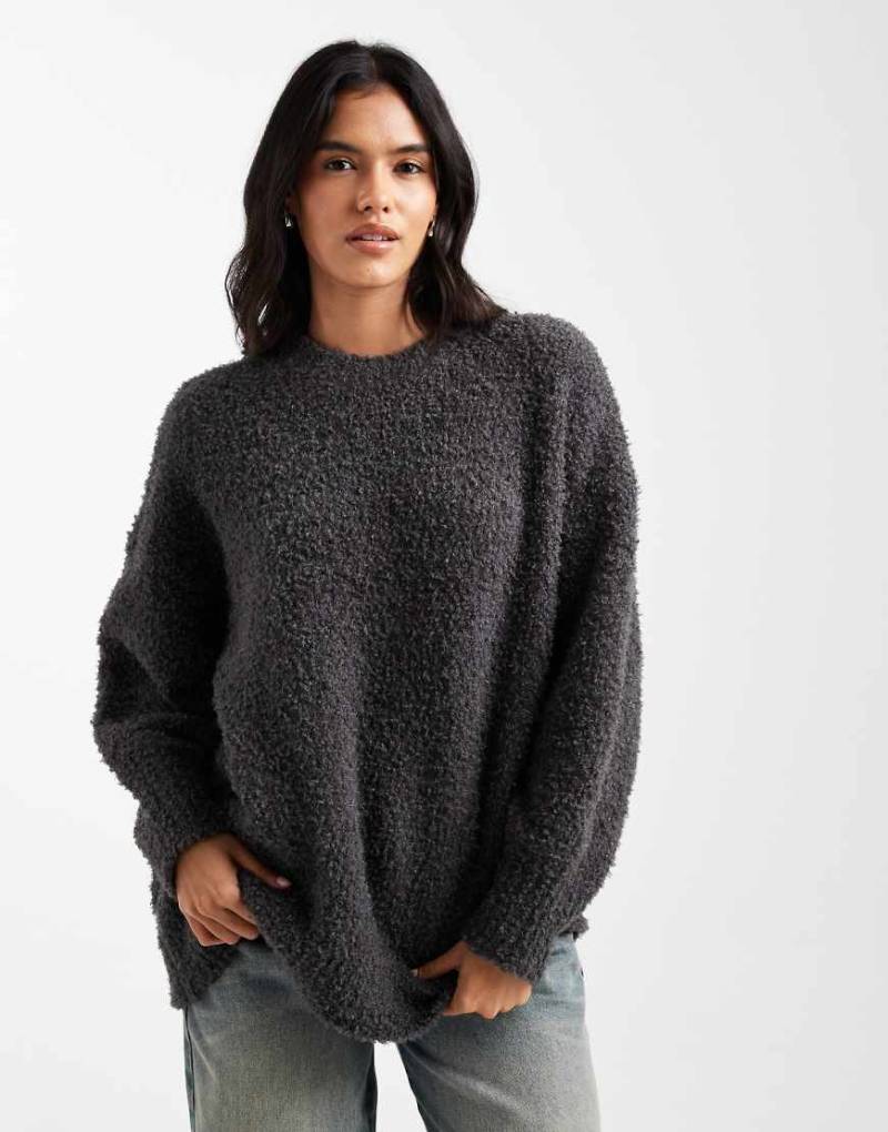 ASOS DESIGN - Oversize-Pullover aus Bouclé in Anthrazit mit abgerundetem Saum-Grau von ASOS DESIGN