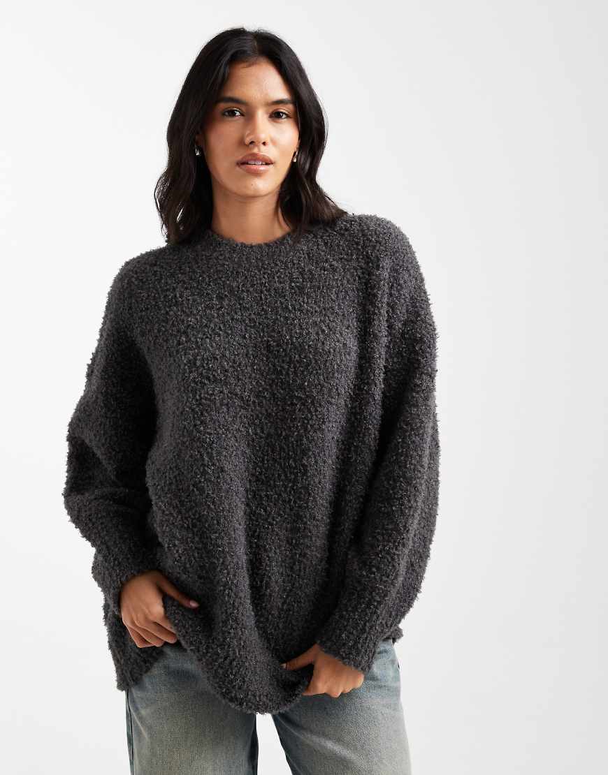 ASOS DESIGN - Oversize-Pullover aus Bouclé in Anthrazit mit abgerundetem Saum-Grau von ASOS DESIGN