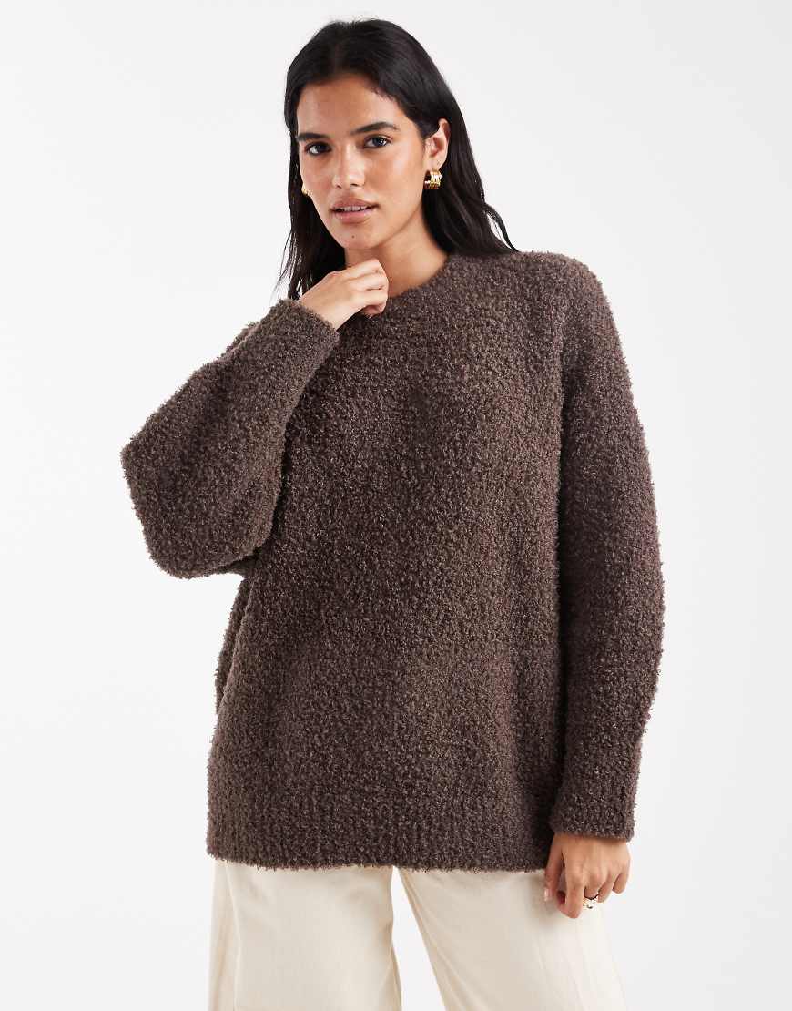 ASOS DESIGN - Oversize-Pullover aus Bouclé in Schokobraun mit abgerundetem Saum-Brown von ASOS DESIGN