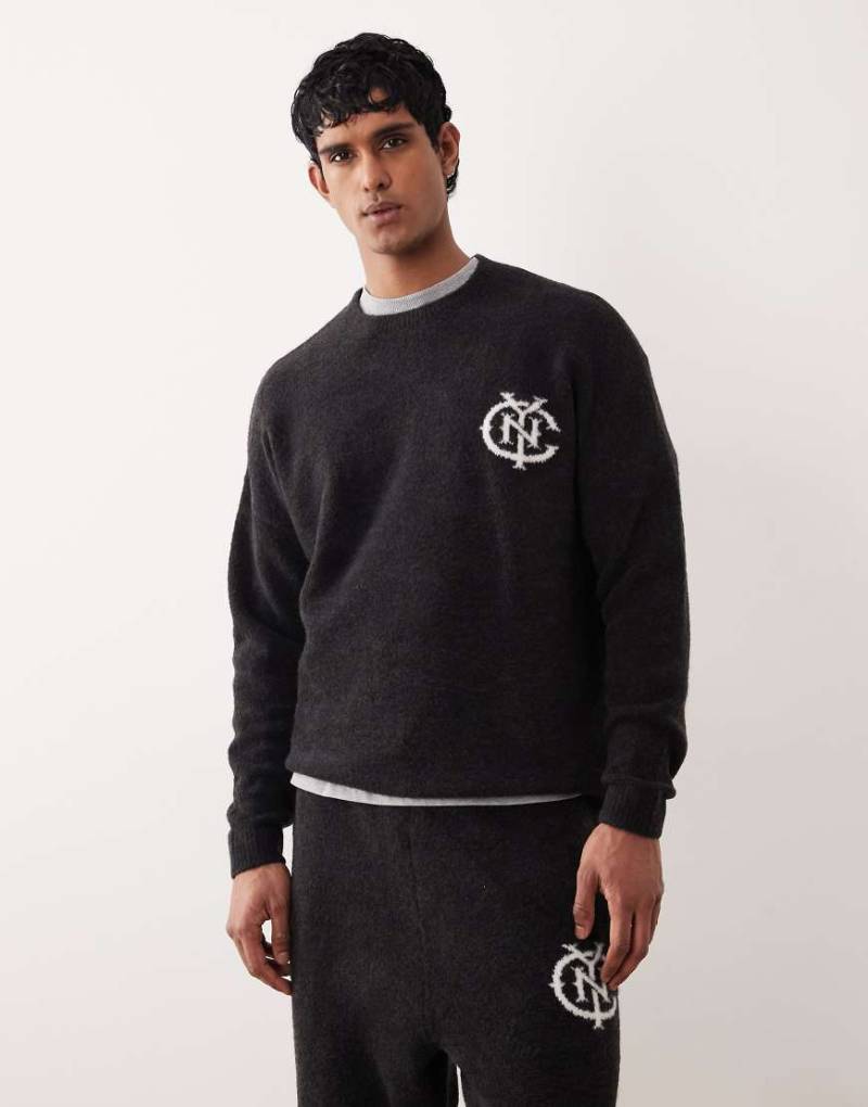 ASOS DESIGN - Oversize-Pullover aus Strickmaterial in verwaschenem Schwarz mit NYC-Logo auf der Brust, Kombiteil von ASOS DESIGN