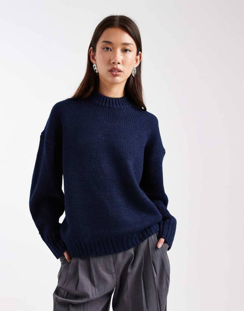ASOS DESIGN - Super-Oversize-Pullover aus Grobstrick in Marineblau mit Rundhalsausschnitt und abgerundetem Saum von ASOS DESIGN