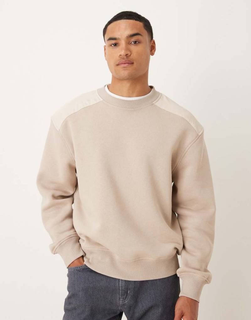 ASOS DESIGN - Oversize-Pullover in Beige mit Rundhalsausschnitt und Einsätzen-Neutral von ASOS DESIGN