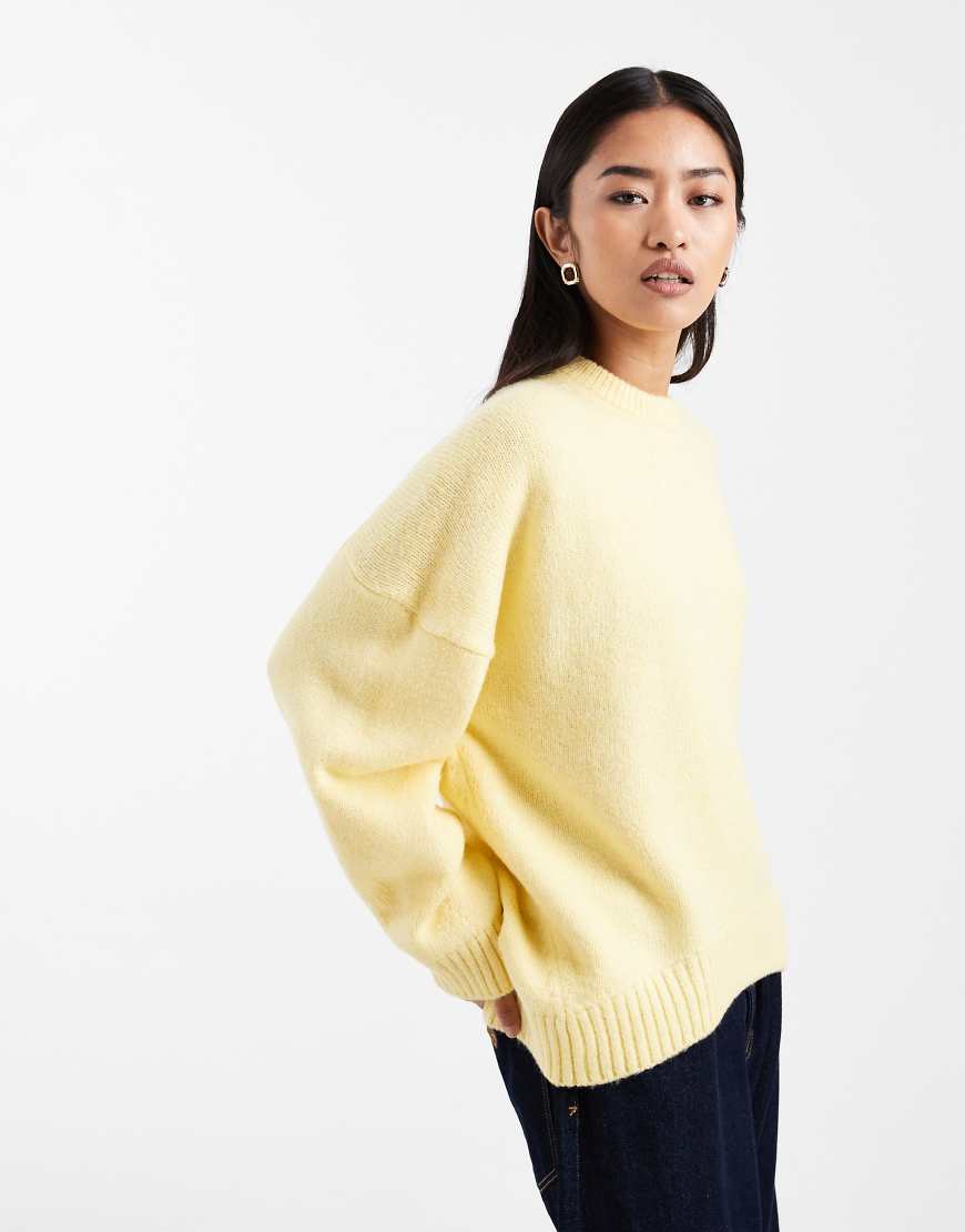 ASOS DESIGN - Oversize-Pullover in Buttermilchgelb mit Rundhalsausschnitt und geschwungenem Saum von ASOS DESIGN