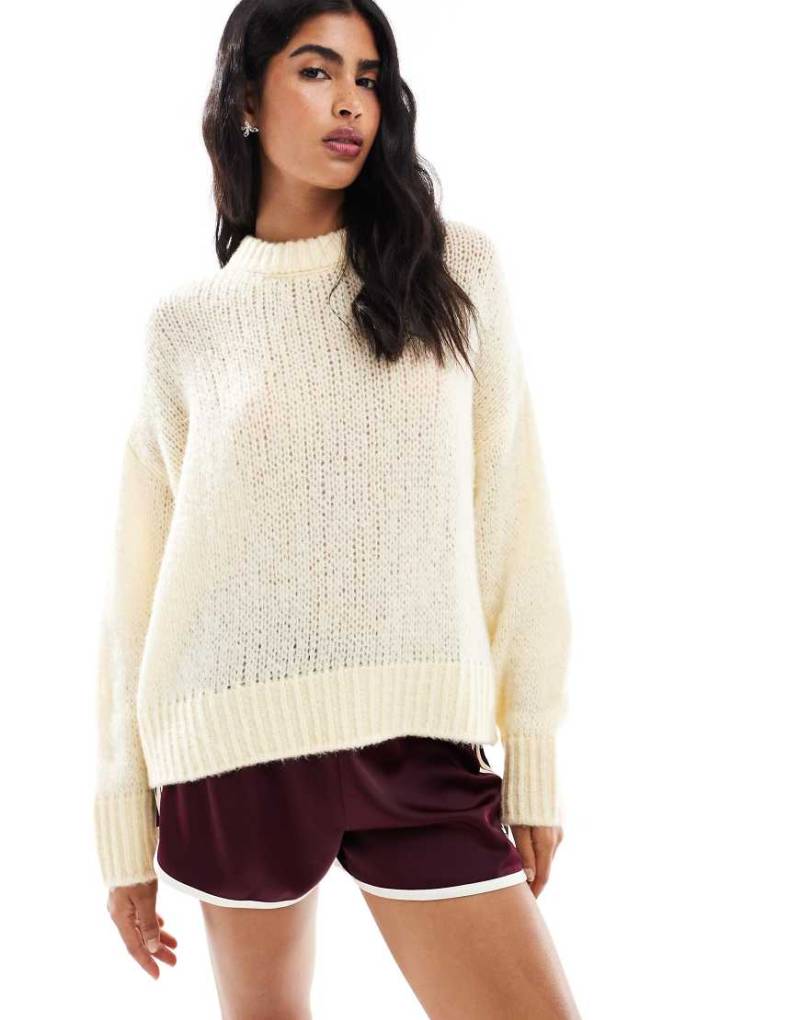 ASOS DESIGN - Oversize-Pullover in Buttermilchgelb mit Rundhalsausschnitt und weitmaschigem Strickmuster von ASOS DESIGN