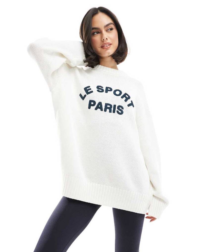 ASOS DESIGN - Oversize-Pullover in Creme mit Logografik-Weiß von ASOS DESIGN