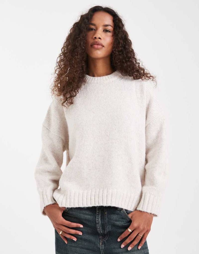 ASOS DESIGN - Oversize-Pullover in Creme mit Rundhalsausschnitt und geschwungenem Saum-Weiß ASOS DESIGN - Oversize-Pullover in Creme mit Rundhalsausschnitt und geschwungenem Saum-Weiß von ASOS DESIGN