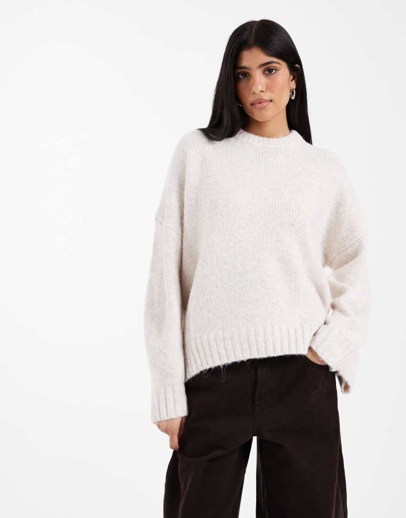 ASOS DESIGN - Oversize-Pullover in Creme mit Rundhalsausschnitt und geschwungenem Saum-Weiß von ASOS DESIGN