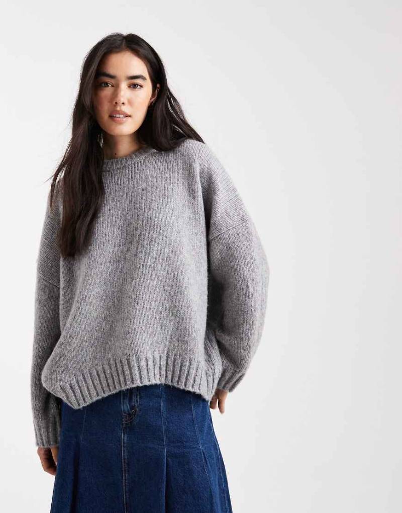 ASOS DESIGN - Oversize-Pullover in Grau mit Rundhalsausschnitt und geschwungenem Saum von ASOS DESIGN