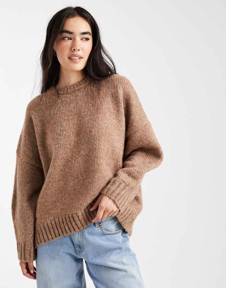 ASOS DESIGN - Oversize-Pullover in Dunkelbeige mit Rundhalsausschnitt und geschwungenem Saum-Neutral von ASOS DESIGN