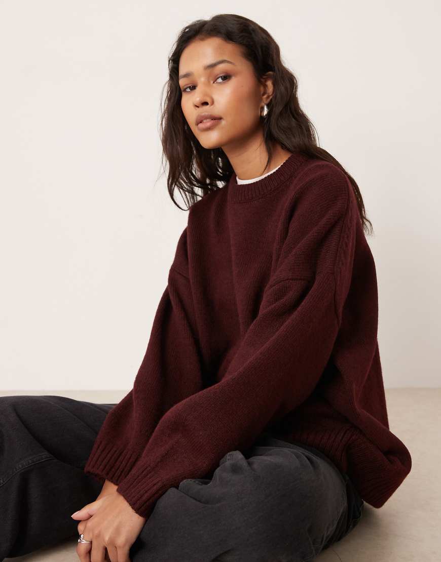 ASOS DESIGN - Oversize-Pullover in Pflaume mit Rundhalsausschnitt und geschwungenem Saum-Lila von ASOS DESIGN