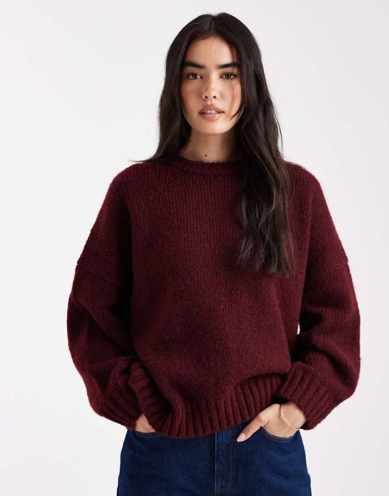 ASOS DESIGN - Oversize-Pullover in Pflaume mit Rundhalsausschnitt und geschwungenem Saum-Lila von ASOS DESIGN