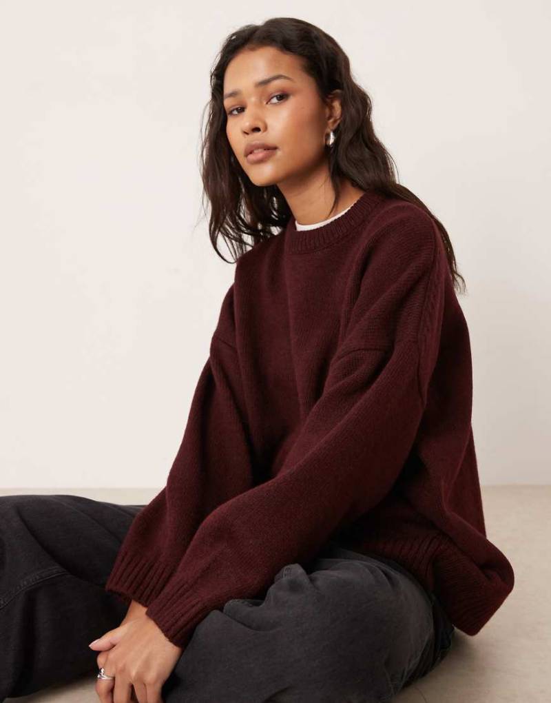 ASOS DESIGN - Oversize-Pullover in Pflaume mit Rundhalsausschnitt und geschwungenem Saum-Lila von ASOS DESIGN