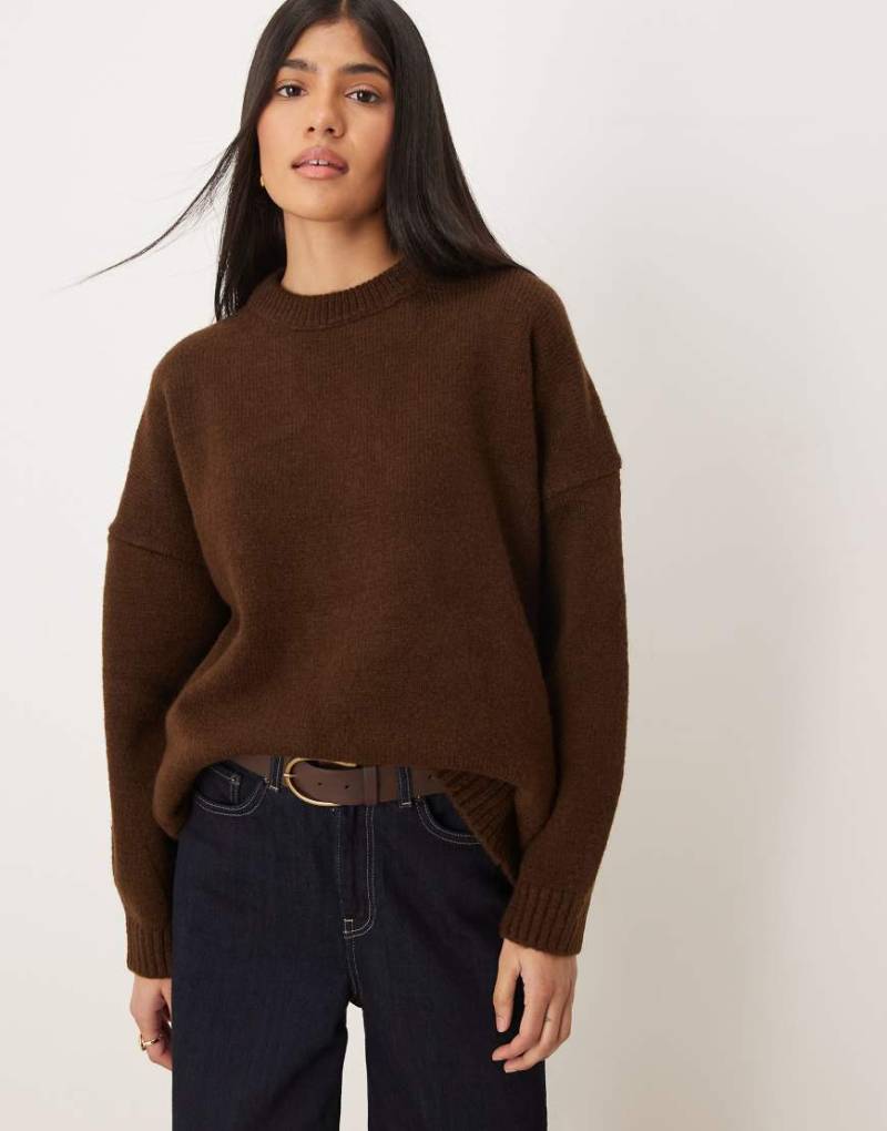ASOS DESIGN - Oversize-Pullover in Schokobraun mit Rundhalsausschnitt und geschwungenem Saum-Brown von ASOS DESIGN