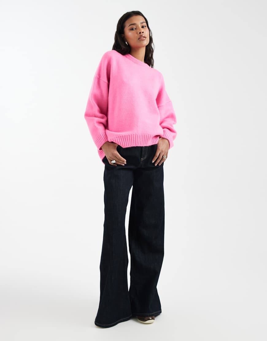 ASOS DESIGN - Oversize-Pullover in leuchtendem Rosa mit Rundhalsausschnitt und geschwungenem Saum von ASOS DESIGN