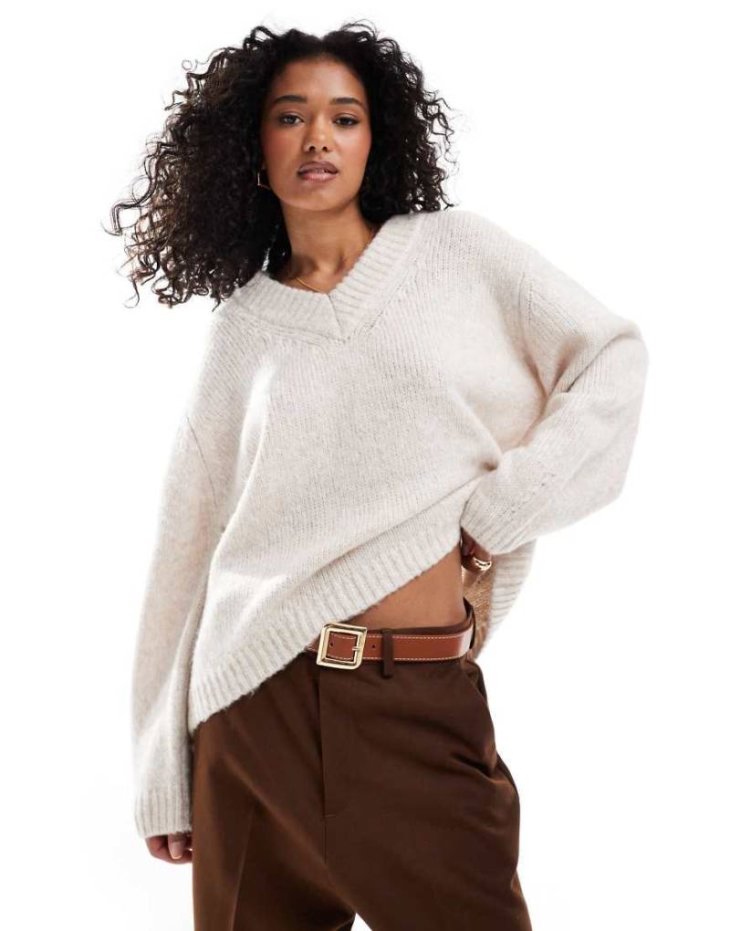 ASOS DESIGN - Oversize-Pullover in neutraler Farbe mit V-Ausschnitt von ASOS DESIGN