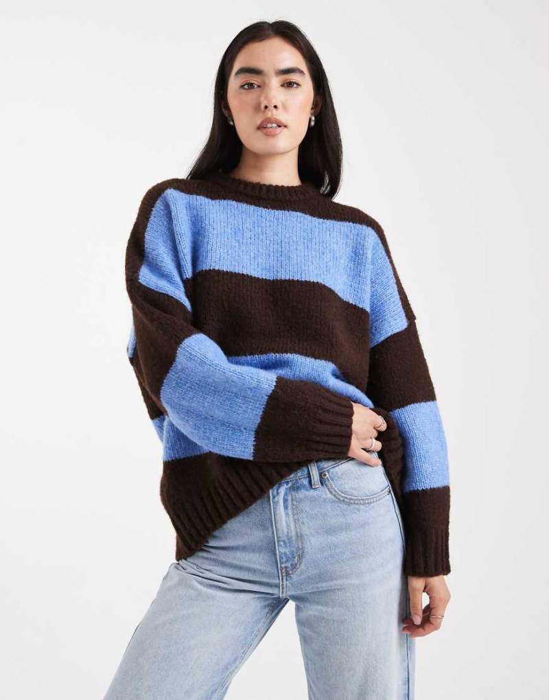 ASOS DESIGN - Oversize-Pullover mit Rundhalsausschnitt und Streifen in Schokobraun und Blau von ASOS DESIGN