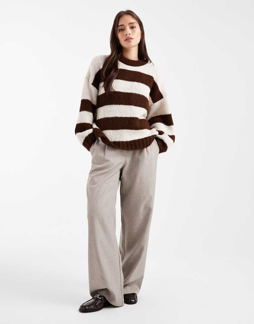 ASOS DESIGN - Oversize-Pullover mit Rundhalsausschnitt und cremeweißen und braunen Streifen-Brown von ASOS DESIGN