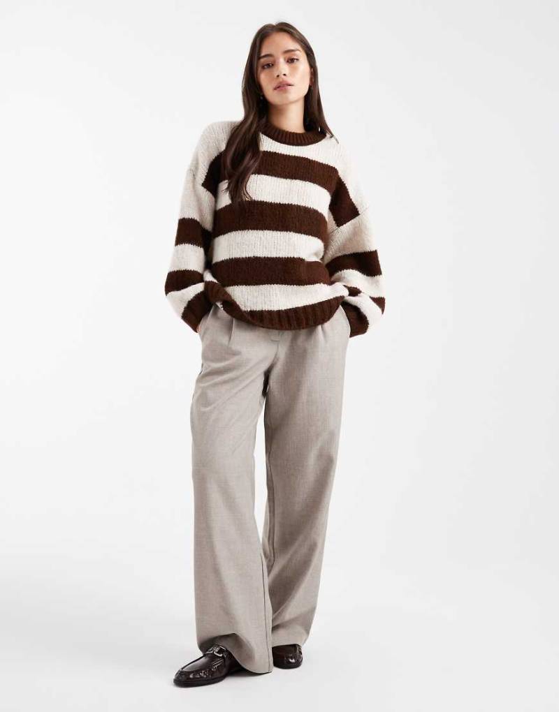 ASOS DESIGN - Oversize-Pullover mit Rundhalsausschnitt und cremeweißen und braunen Streifen-Brown von ASOS DESIGN