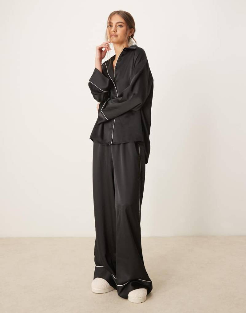 ASOS DESIGN - Oversize-Pyjama aus Satinhemd und -hose-Schwarz von ASOS DESIGN