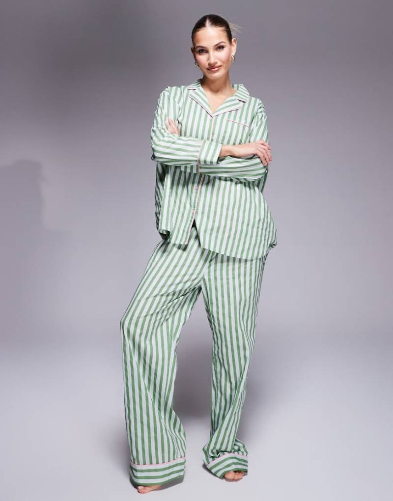 ASOS DESIGN - Oversize-Pyjama aus Webstoff in Grün gestreift und Geschenkbeutel von ASOS DESIGN